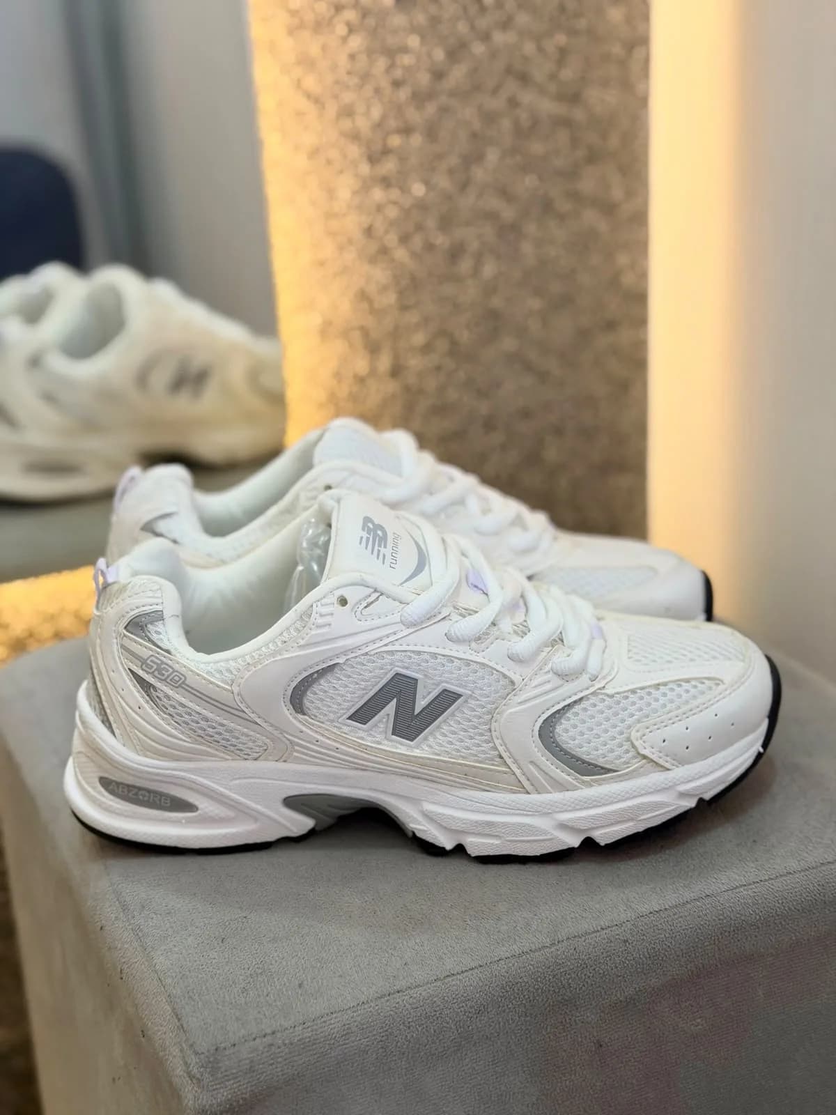 NB 530 Branco/Cinza